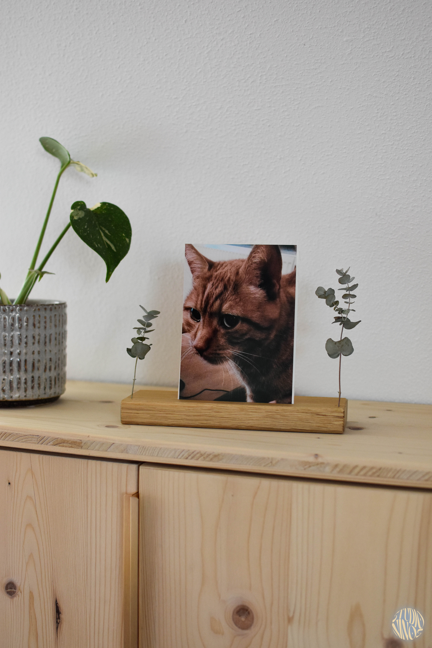 Vincella – Minimalistischer Holzbilderhalter aus Eichenholz mit Trockenblumen-Dekoration