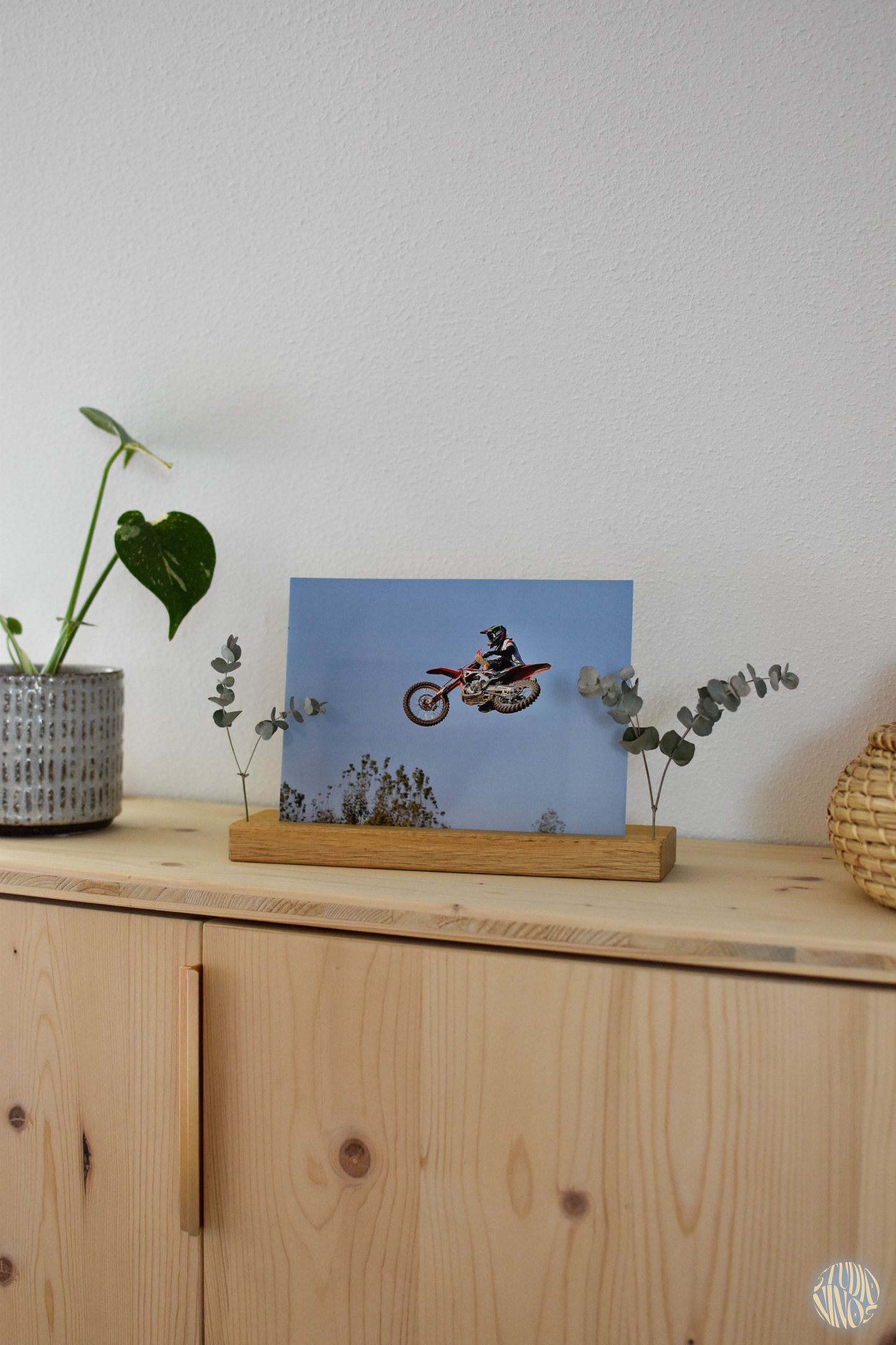 Vincella – Minimalistischer Holzbilderhalter aus Eichenholz mit Trockenblumen-Dekoration