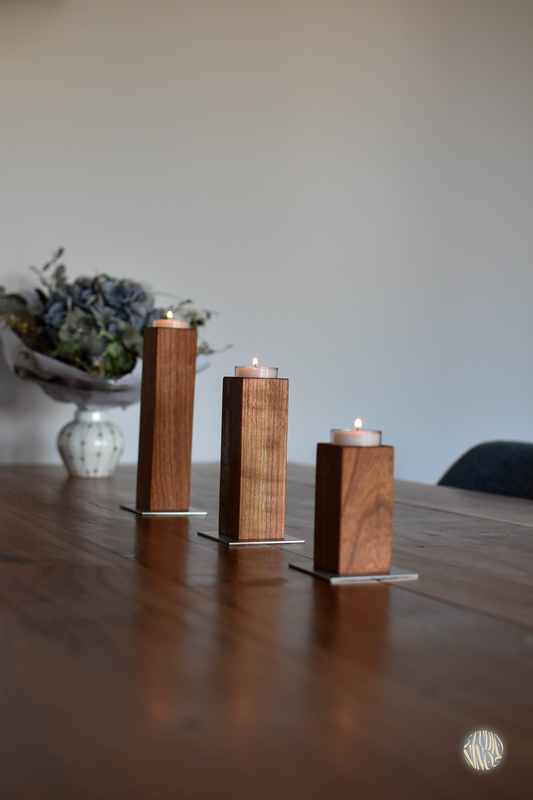 Roow – Dreiteiliges Holzkerzenhalter-Set mit Edelstahlplatte