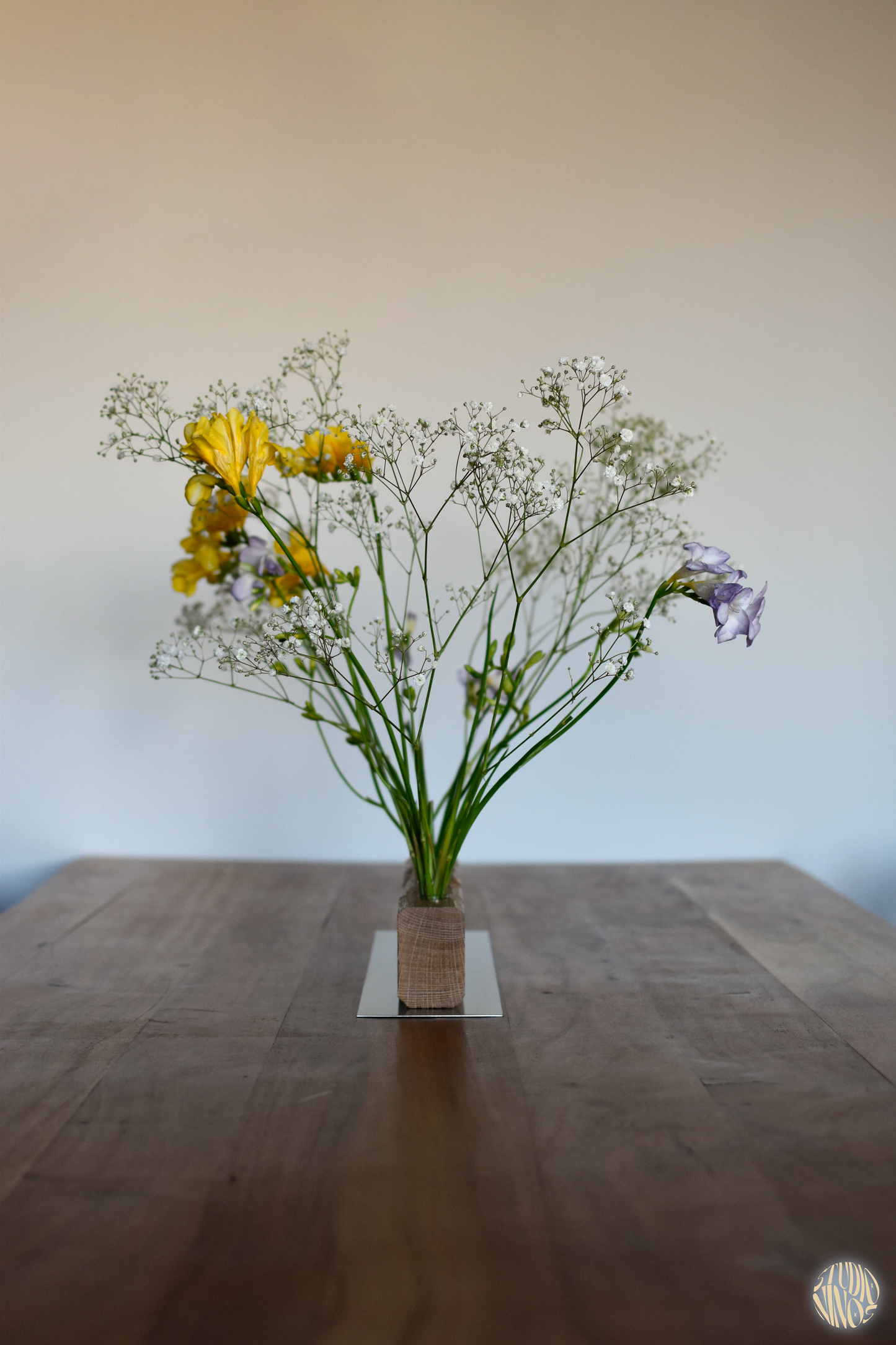 Anni - Blumengesteck – Minimalistisches Tischgesteck aus Eichenholz & Edelstahl