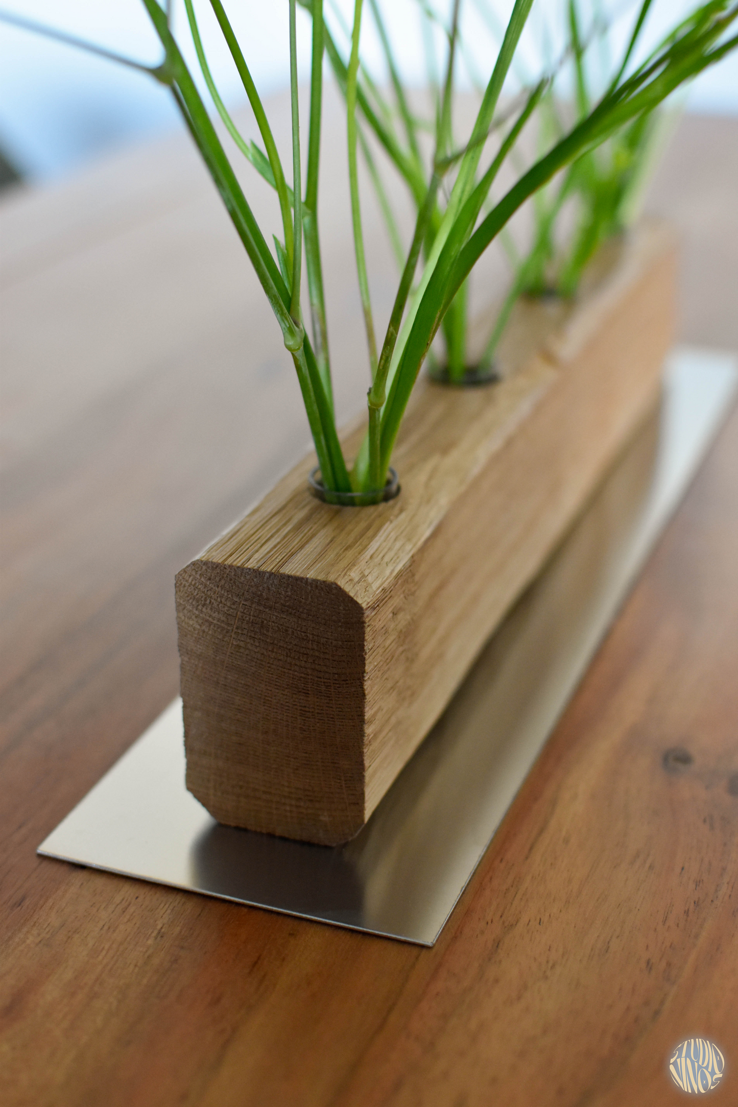 Anni - Blumengesteck – Minimalistisches Tischgesteck aus Eichenholz & Edelstahl