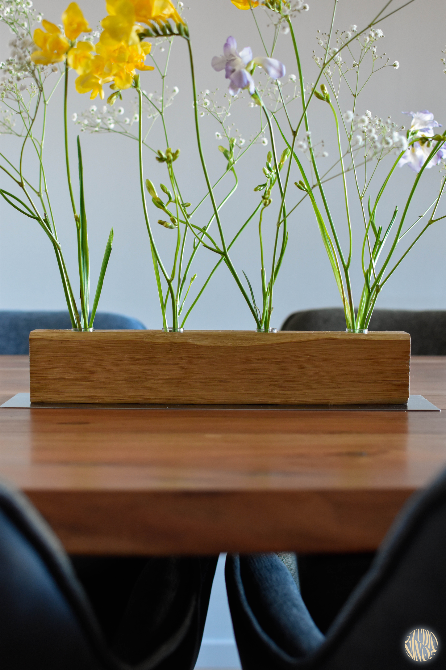 Anni - Blumengesteck – Minimalistisches Tischgesteck aus Eichenholz & Edelstahl