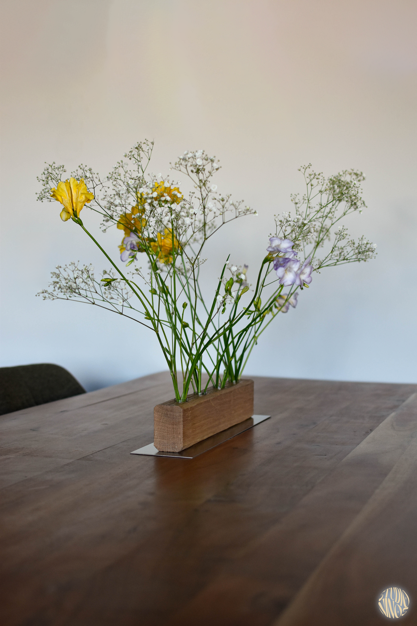 Anni - Blumengesteck – Minimalistisches Tischgesteck aus Eichenholz & Edelstahl