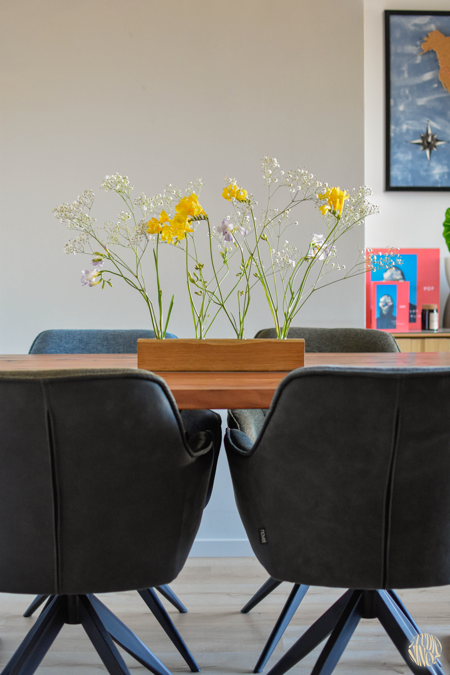 Anni - Blumengesteck – Minimalistisches Tischgesteck aus Eichenholz & Edelstahl
