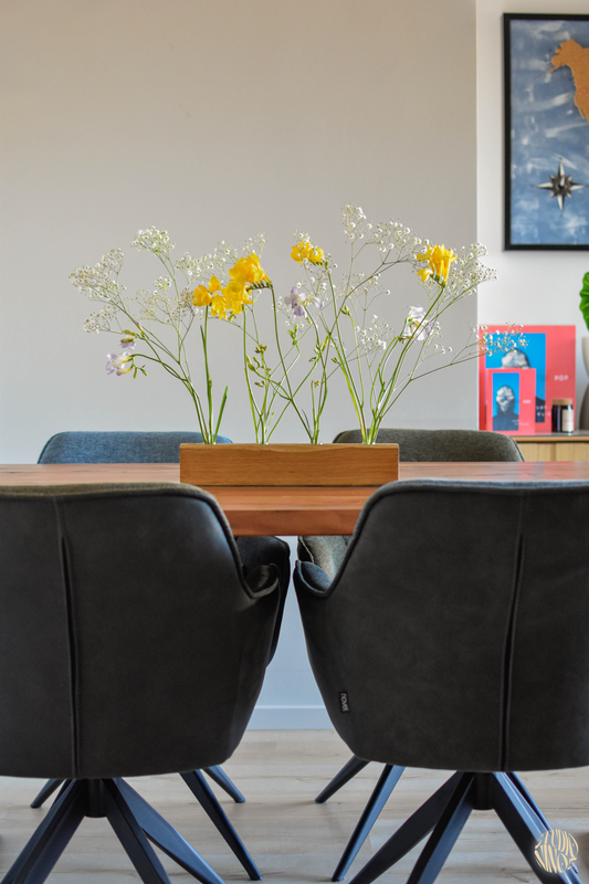 Anni - Blumengesteck – Minimalistisches Tischgesteck aus Eichenholz & Edelstahl