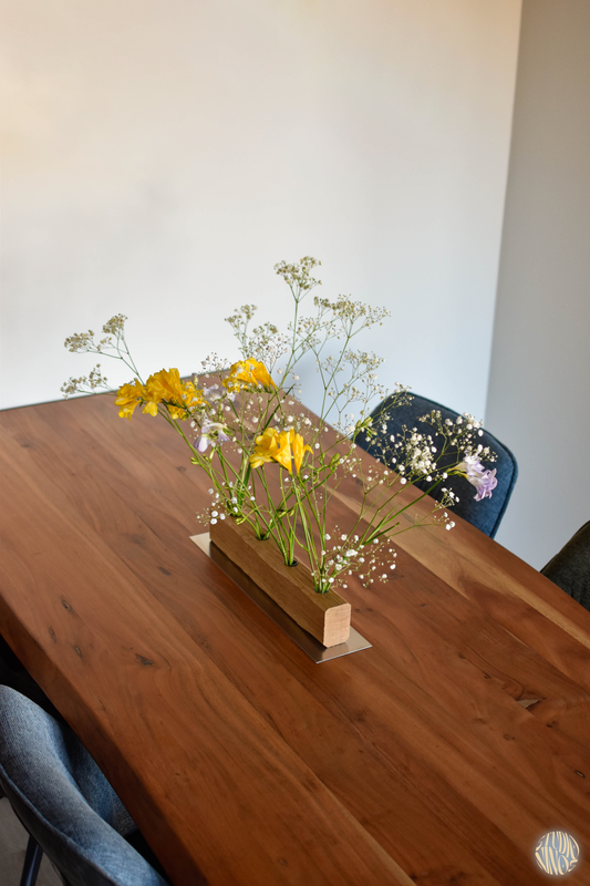 Anni - Blumengesteck – Minimalistisches Tischgesteck aus Eichenholz & Edelstahl