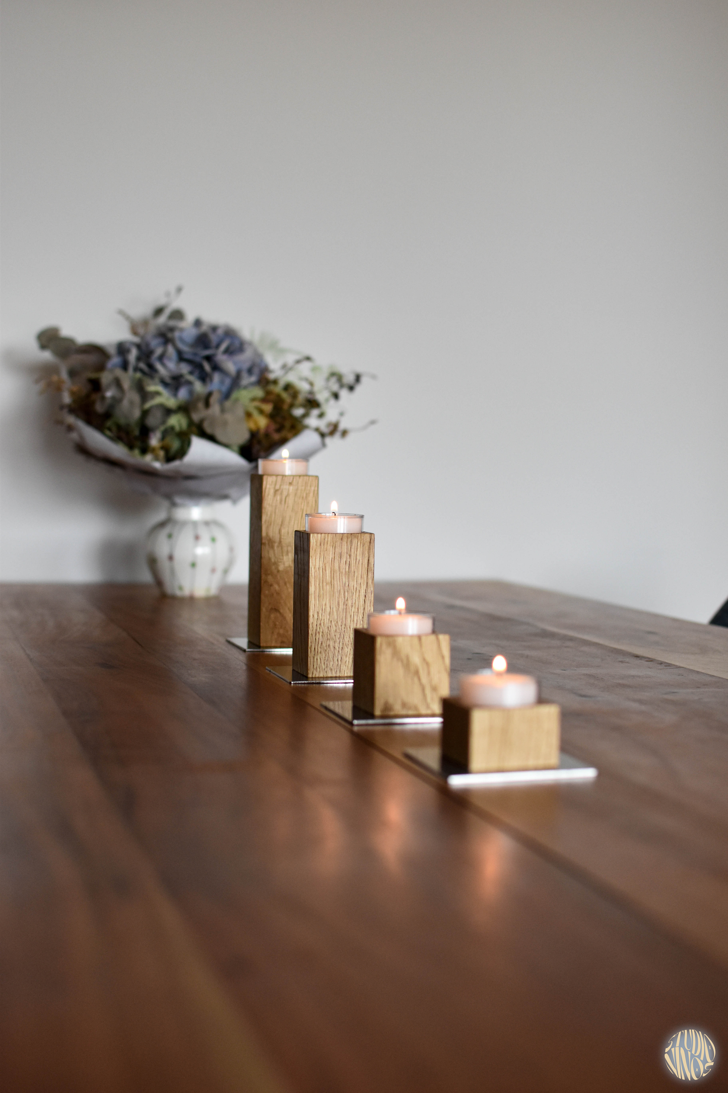 Roow – Dreiteiliges Holzkerzenhalter-Set mit Edelstahlplatte