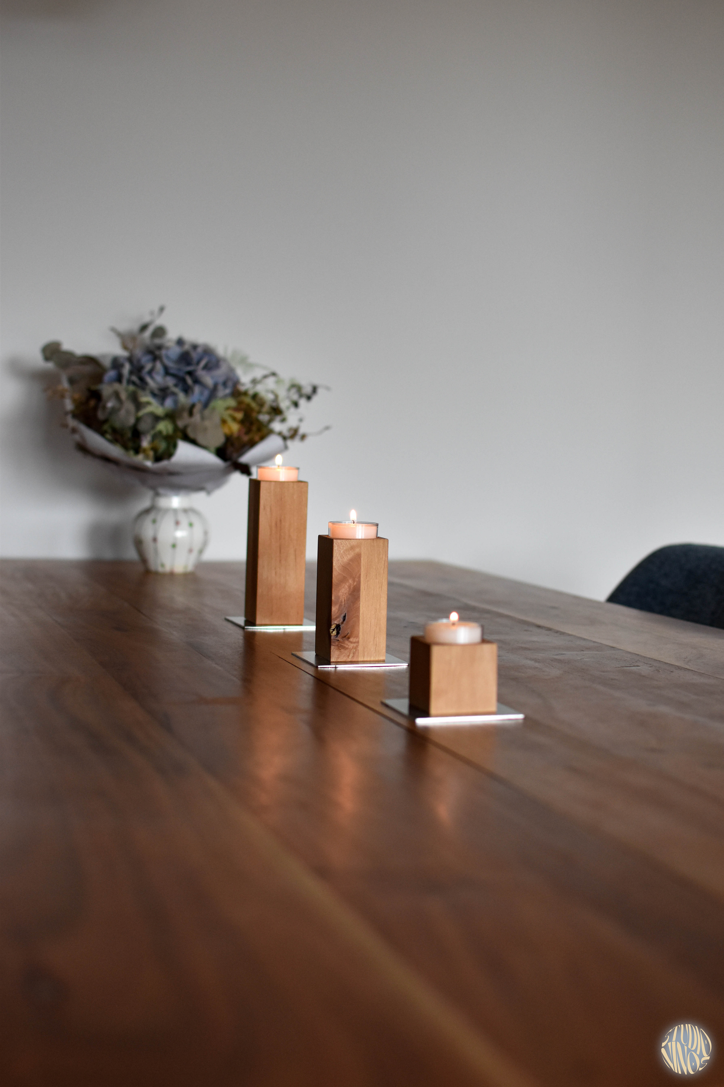 Roow – Dreiteiliges Holzkerzenhalter-Set mit Edelstahlplatte