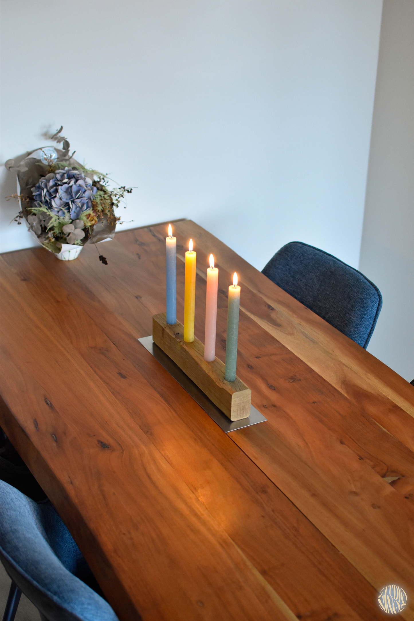 Anni - Blumengesteck & Kerzenhalter – Minimalistisches Tischgesteck aus Eichenholz & Edelstahl