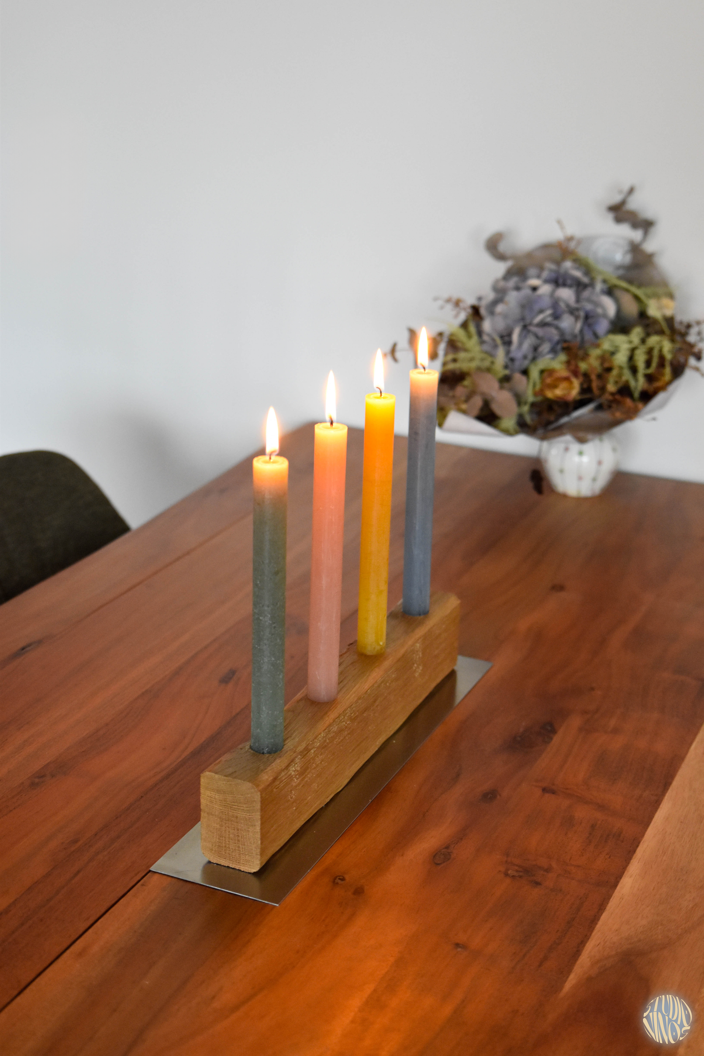 Anni - Blumengesteck & Kerzenhalter – Minimalistisches Tischgesteck aus Eichenholz & Edelstahl