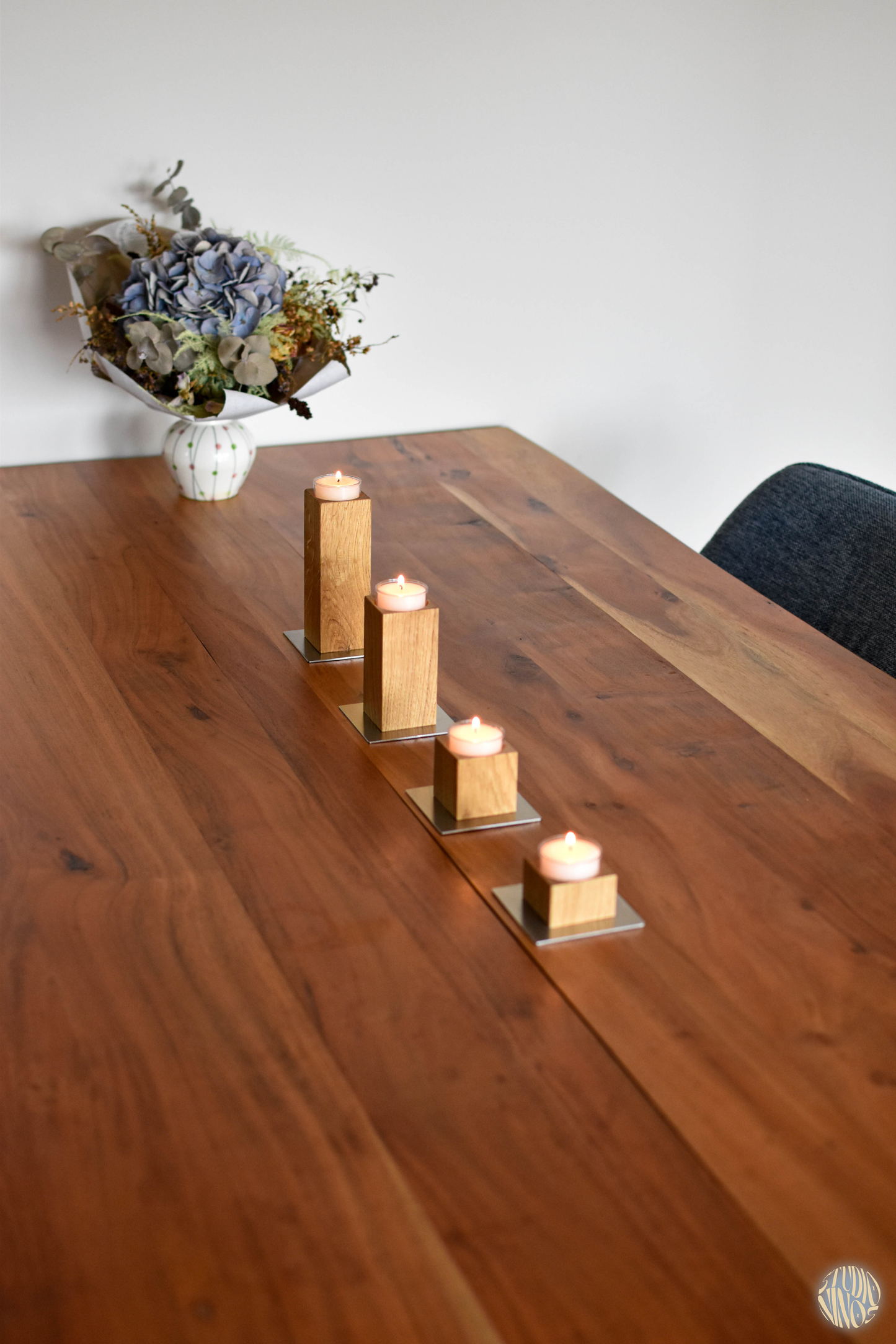 Roow – Dreiteiliges Kerzenhalter-Set aus Eichenholz mit Edelstahlplatte