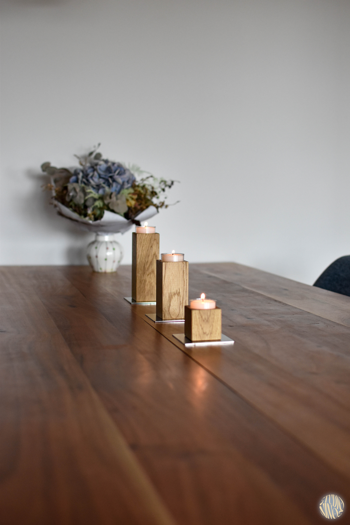 Roow – Dreiteiliges Holzkerzenhalter-Set mit Edelstahlplatte