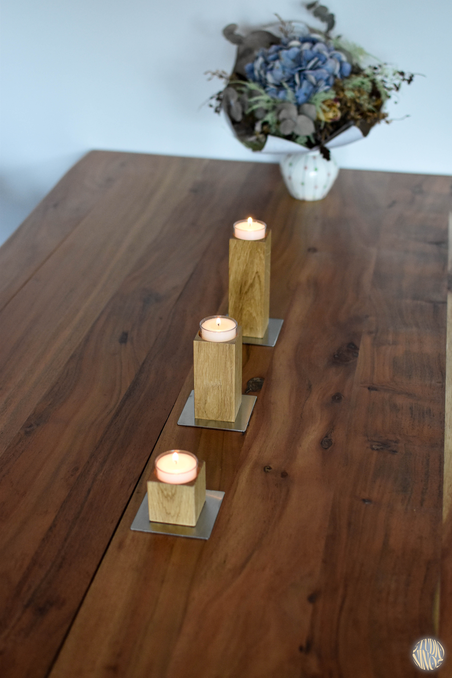 Roow – Dreiteiliges Kerzenhalter-Set aus Eichenholz mit Edelstahlplatte