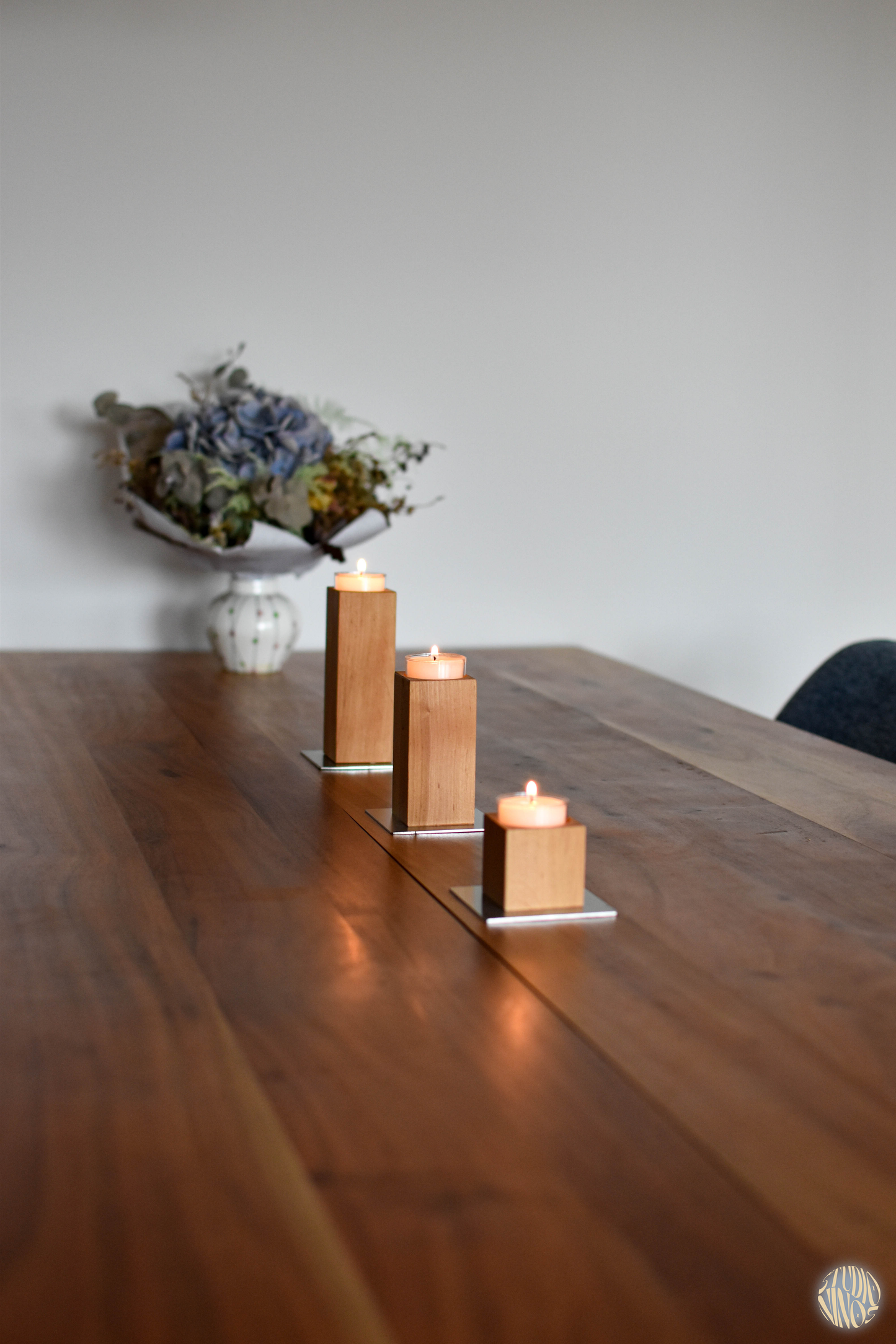 Roow – Dreiteiliges Holzkerzenhalter-Set mit Edelstahlplatte