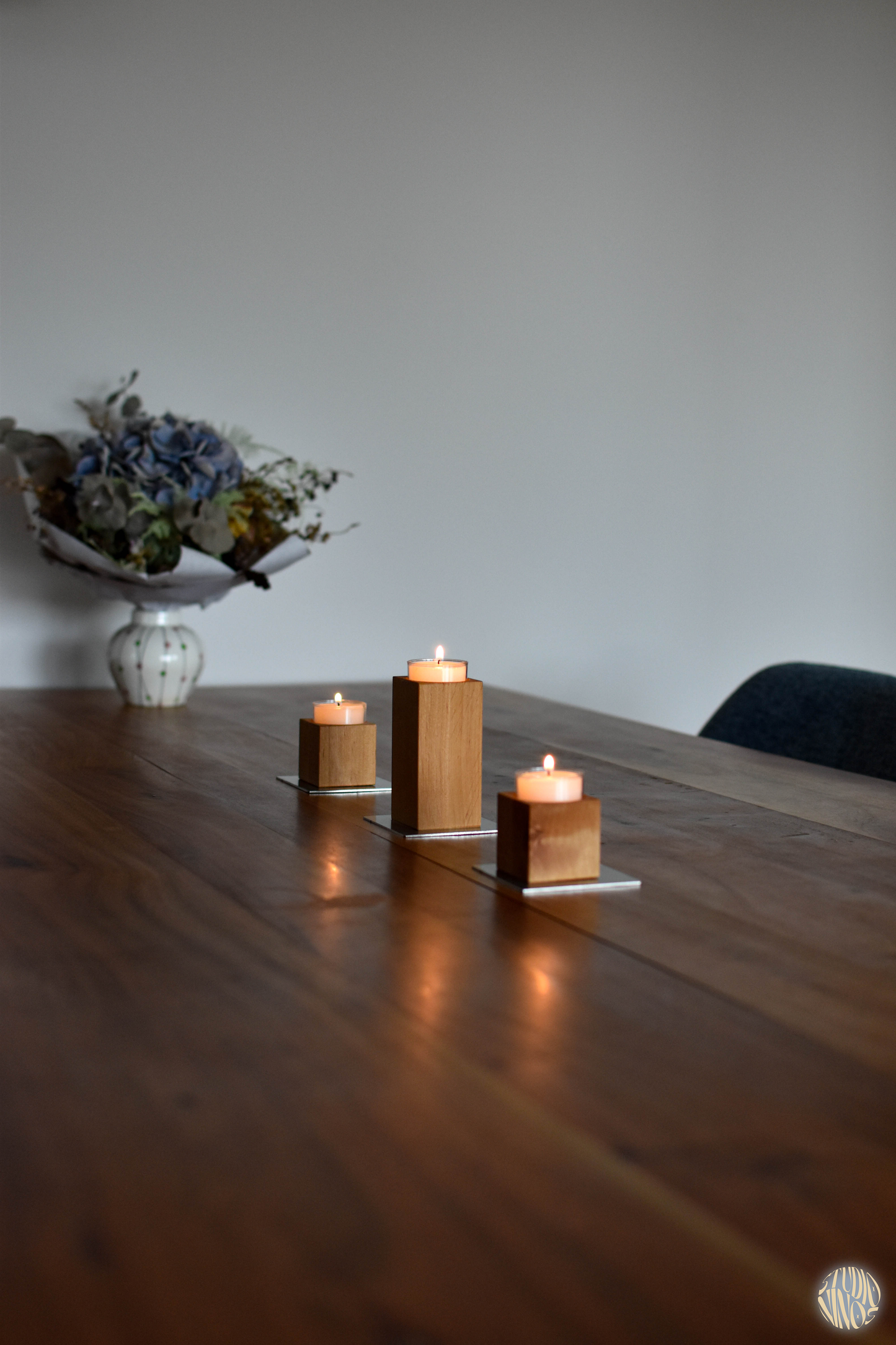 Roow – Dreiteiliges Holzkerzenhalter-Set mit Edelstahlplatte